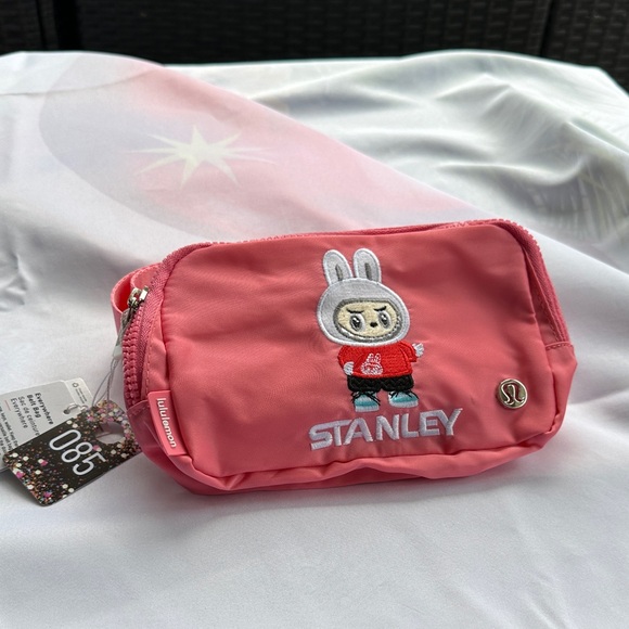 085, Lululemon Athletica Coral Everywhere Belt Bag
Labubu Embroidery Design - Picture 1 of 8